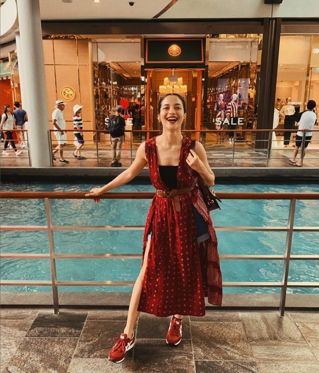 Siapa sangka dari sehelai kain bisa dijadikan outer yang membuat gaya lebih stylish. Seperti busana yang dikenakannya ini, Putri Marino memadukan kemben dan celana pendek dengan outer dari kain keluaran brand Sejauh Mata Memandang. Foto: Instagram/@putrimarino