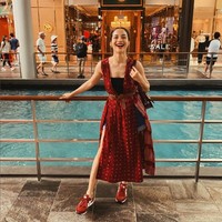 Siapa sangka dari sehelai kain bisa dijadikan outer yang membuat gaya lebih stylish. Seperti busana yang dikenakannya ini, Putri Marino memadukan kemben dan celana pendek dengan outer dari kain keluaran brand Sejauh Mata Memandang. Foto: Instagram/@putrimarino