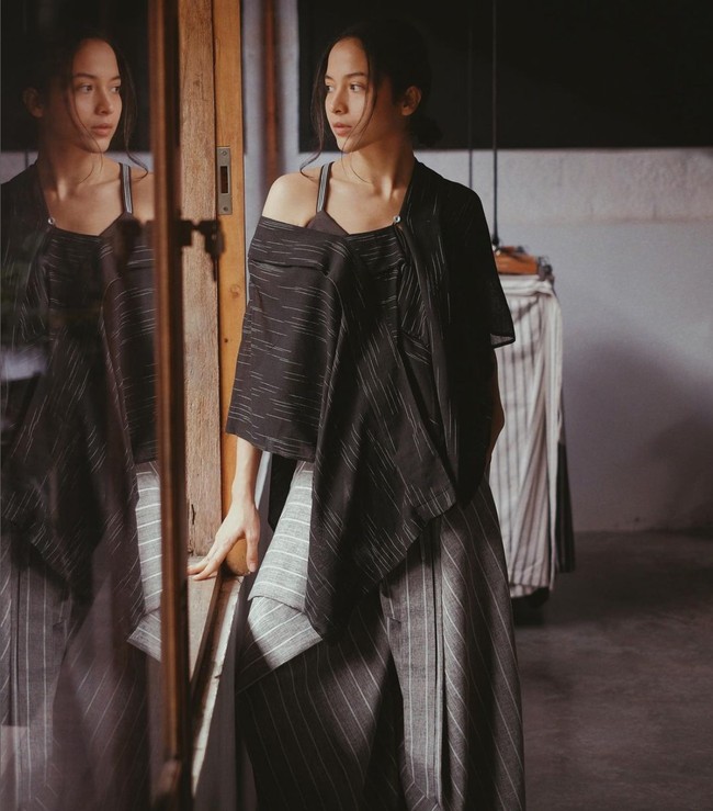 Masih mengenakan karya Lulu Lutfi Labibi, kali ini Putri Marino memadukan atasan asimetris dengan celana longgar yang membuat tampilannya terkesan edgy. Foto: Instagram/@putrimarino