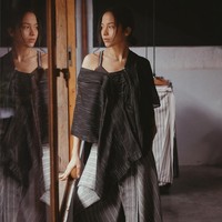 Masih mengenakan karya Lulu Lutfi Labibi, kali ini Putri Marino memadukan atasan asimetris dengan celana longgar yang membuat tampilannya terkesan edgy. Foto: Instagram/@putrimarino