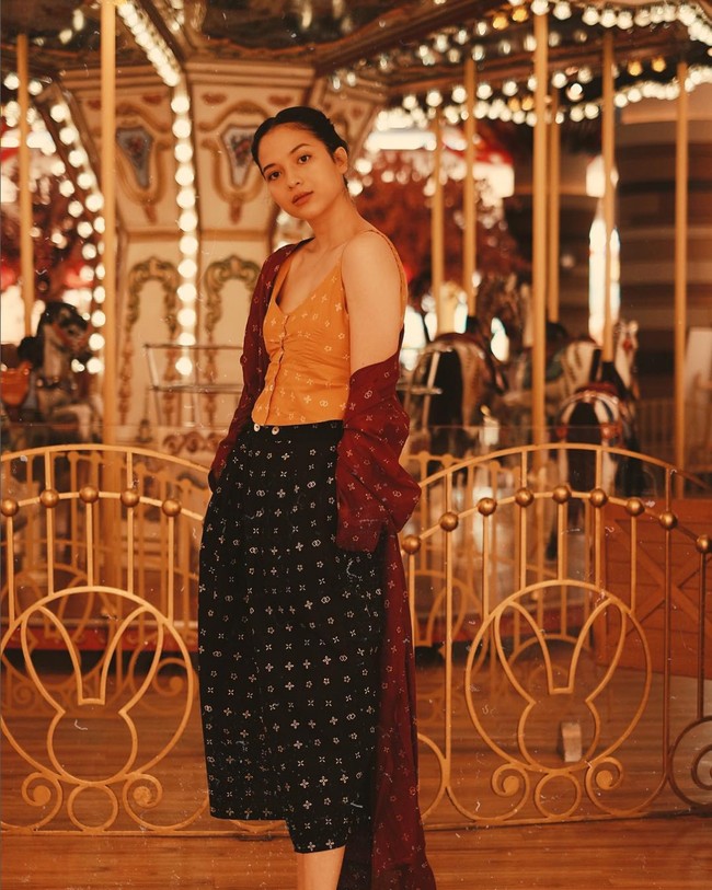 Siapa bilang kita tidak boleh memadukan tiga warna dalam satu busana sekaligus? Putri Marino membuktikan kalau konsep tabrak warna dalam busana juga bisa membuat pemakainya terlihat stylish. Semua pakaian yang dikenakan istri Chicco Jerikho ini keluaran dari brand Sejauh Mata Memandang. Foto: Instagram/@putrimarino