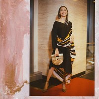 Putri Marino dikenal sebagai artis yang suka berbusana simpel tapi unik. Sebagian besar pakaian yang dikenakannya pun berasal dari brand lokal. Foto: Instagram/@putrimarino