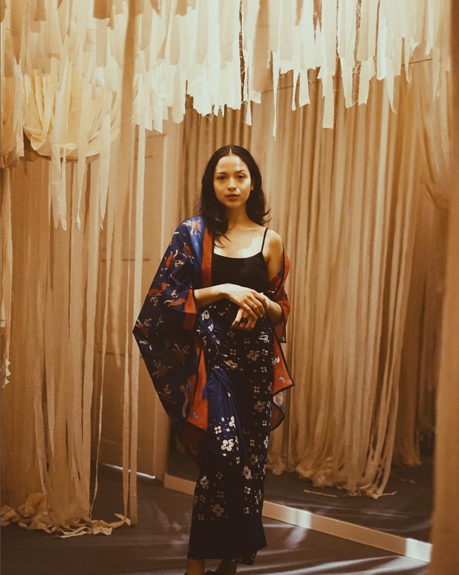 Atasan tank top pun jadi lebih istimewa dengan padanan kain batik bermotif unik. Foto: Instagram/@putrimarino