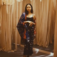 Atasan tank top pun jadi lebih istimewa dengan padanan kain batik bermotif unik. Foto: Instagram/@putrimarino