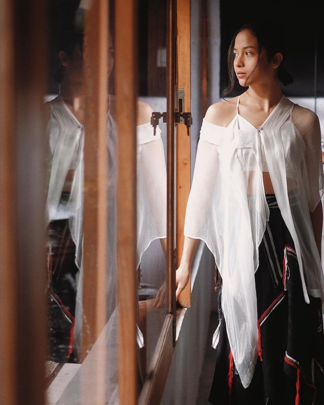 Pemeran Kinan dalam serial ‘Layangan Putus’ ini kerap kali tampil dengan busana berpotongan dekonstruktif. Salah satunya blouse asimetris ini yang merupakan rancangan desainer Lulu Lutfi Labibi. Foto: Instagram/@putrimarino