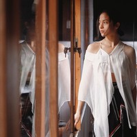 Pemeran Kinan dalam serial ‘Layangan Putus’ ini kerap kali tampil dengan busana berpotongan dekonstruktif. Salah satunya blouse asimetris ini yang merupakan rancangan desainer Lulu Lutfi Labibi. Foto: Instagram/@putrimarino