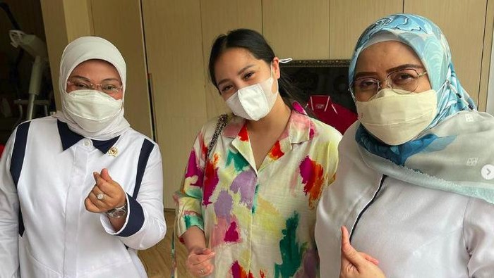 Raffi Ahmad dan Nagita Slavina kedatangan Menteri Ketenagakerjaan.