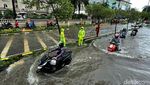 Ragam Aksi Pemotor Nekat Terobos Banjir di Tanjung Duren