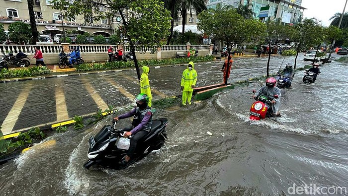 Ragam Aksi Pemotor Nekat Terobos Banjir di Tanjung Duren Grogol Hujan deras yang mengguyur Jakarta menyebabkan Jalan Tanjung Duren Raya, Grogol, terendam. Tak sedikit pemotor yang nekat menerobos jalan meski terendam banjir.