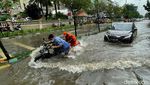 Ragam Aksi Pemotor Nekat Terobos Banjir di Tanjung Duren