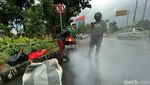 Ragam Aksi Pemotor Nekat Terobos Banjir di Tanjung Duren