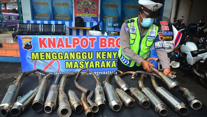 Ratusan Knalpot Brong Diamankan di Kudus Polisi menunjukkan sejumlah knalpot