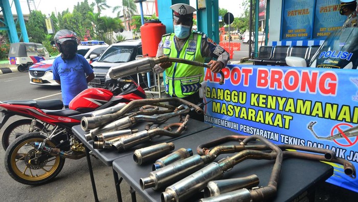 Polisi menunjukkan sejumlah knalpot 