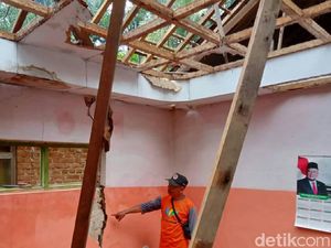 Atap Rumah Warga Trenggalek Runtuh Diterjang Angin Kencang