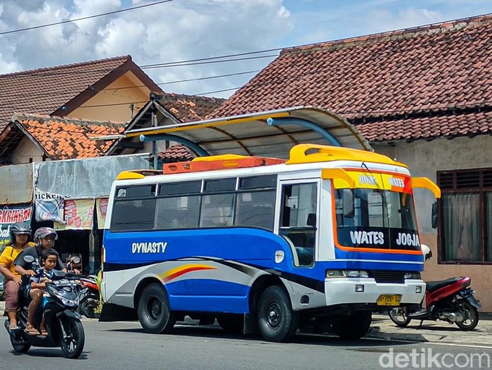 Salah satu bus engkel atau bus tuyul yang masih beroperasi di Kulon Progo, DIY, belum lama ini. Foto diunggah pada Selasa (18/1/2022).