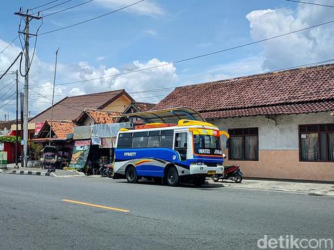 Salah satu bus engkel atau bus tuyul yang masih beroperasi di Kulon Progo, DIY, belum lama ini. Foto diunggah pada Selasa (18/1/2022).