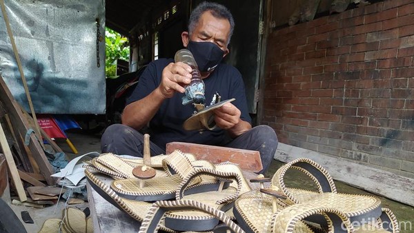Sandal upanat ini digunakan pengunjung supaya kaki-kaki Candi Borobudur tidak keropos. Kelebihan sandal ini, kalau dipakai tidak mudah capek, kemudian juga ramah lingkungan. Sandal upanat ini digunakan pengunjung supaya kaki-kaki Candi Borobudur tidak keropos. Kelebihan sandal ini, kalau dipakai tidak mudah capek, kemudian juga ramah lingkungan.