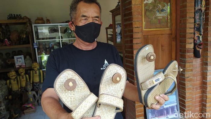 Sandal khusus untuk naik Candi Borobudur.