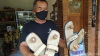 Ini Wujud Sandal Khusus yang Wajib Dipakai Wisatawan Candi Borobudur