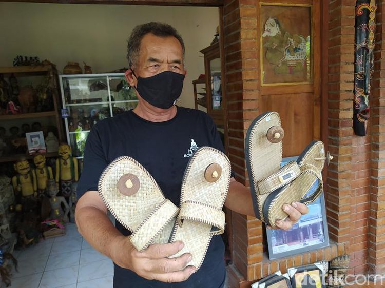 Ini Wujud Sandal Khusus yang Wajib Dipakai Wisatawan Candi Borobudur
