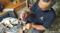 Sandal upanat terbuat dari alas daun pandan yang dilapisi sponge epa. Terus untuk bagian jepitan kakinya menggunakan batok kelapa. Dalam sehari, dia mampu menghasilkan 2 kodi atau 40 sandal. 