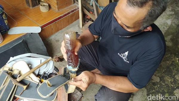 Sandal upanat terbuat dari alas daun pandan yang dilapisi sponge epa. Terus untuk bagian jepitan kakinya menggunakan batok kelapa. Dalam sehari, dia mampu menghasilkan 2 kodi atau 40 sandal. Sandal upanat terbuat dari alas daun pandan yang dilapisi sponge epa. Terus untuk bagian jepitan kakinya menggunakan batok kelapa. Dalam sehari, dia mampu menghasilkan 2 kodi atau 40 sandal.