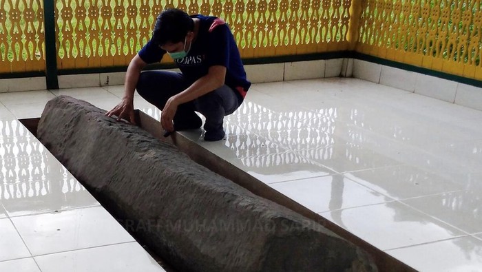 Sejarawan Muhammad Sarip mengamati Batu Yupa, prasasti Kutai. (Dok Pribadi M Sarip)