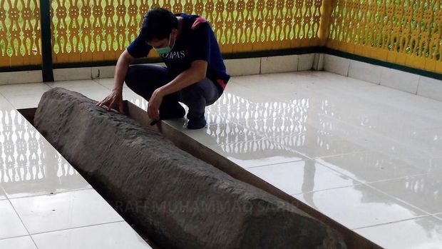 Sejarawan Muhammad Sarip mengamati Batu Yupa, prasasti Kutai. (Dok Pribadi M Sarip)