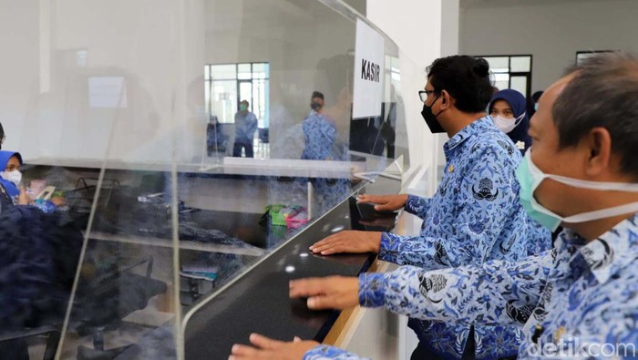 Selesai Dibangun, RS Malangbong Garut Siap Digunakan Wakil Bupati Garut Helmy Budiman meninjau Rumah Sakit Malangbong, Garut yang rampung dibangun. RS akan beroperasi Februari 2022.