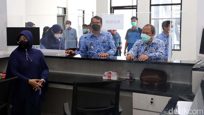 Selesai Dibangun, RS Malangbong Garut Siap Digunakan Wakil Bupati Garut Helmy Budiman meninjau Rumah Sakit Malangbong, Garut yang rampung dibangun. RS akan beroperasi Februari 2022.