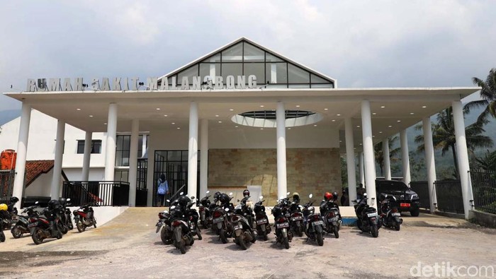 Selesai Dibangun, RS Malangbong Garut Siap Digunakan Wakil Bupati Garut Helmy Budiman meninjau Rumah Sakit Malangbong, Garut yang rampung dibangun. RS akan beroperasi Februari 2022.