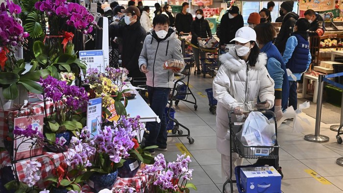 Sempat Sepi Gegara Lockdown, Supermarket di Xi'an Mulai Ramai Lagi Xi'an menerapkan lockdown ketat bagi warganya sejak Desember 2021 lalu. Kota itu kini dilaporkan mulai melonggarkan aturan pembatasan secara bertahap.