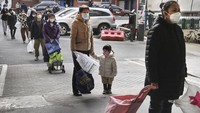 Pelonggaran aturan lockdown tersebut memungkinkan warga Xian meninggalkan rumah mereka untuk membeli kebutuhan sehari-hari dengan waktu yang dibatasi. Tao Ming/Xinhua via AP.