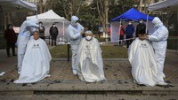 Para pejabat setempat mengatakan bahwa aturan lockdown mulai dilonggarkan di sejumlah komunitas yang telah ditetapkan sebagai kelompok risiko rendah. Chinatopix Via AP, File.