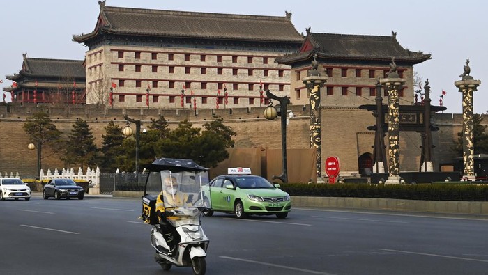 Xi'an menerapkan lockdown ketat bagi warganya sejak Desember 2021 lalu. Kota itu kini dilaporkan mulai melonggarkan aturan pembatasan secara bertahap.