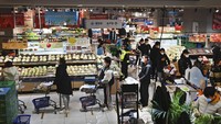 Dalam foto yang dirilis Kantor Berita Xinhua, supermarket yang berada di kawasan Xian tampak ramai didatangi warga, Sabtu (15/1/2022). Warga mengenakan masker saat beraktivitas di supermarket tersebut. Tao Ming/Xinhua via AP.