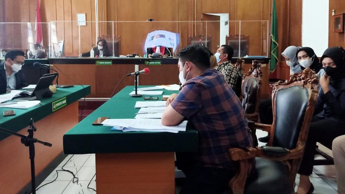 Sidang lanjutan gugatan pemilik sekolah SPI di Batu, JE, terhadap Kapolda Jatim kembali digelar. Sidang kali ini agendanya pembuktian dan pemeriksaan saksi-saksi.