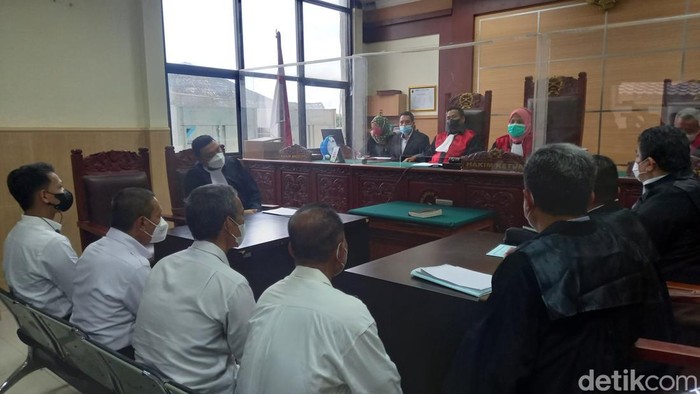 Sidang perdana kasus kebakaran maut Lapas Klas IA Kota Tangerang pada Selasa (18/1/2022) ditunda. Sidang ditunda karena Ketua Majelis Hakim Aji Suryo berhalangan hadir. (Khairul Maarif/detikcom)