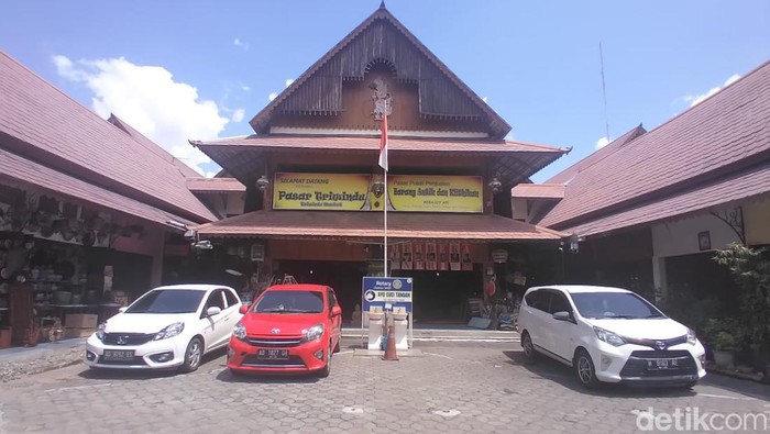 Suasana Pasar Triwindu Solo.