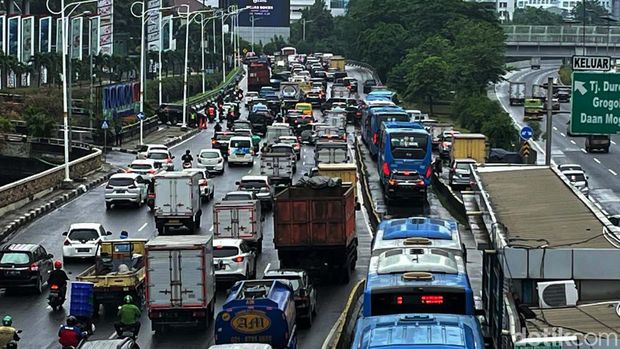Banjir di Jalan Tanjung Duren Raya, Jakarta Barat, mengakibatkan lalu lintas arah Grogol macet parah. Begini potretnya.
