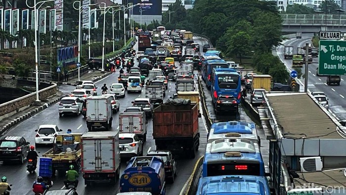 Tanjung Duren Banjir, Lalin Arah Grogol Macet Parah Banjir di Jalan Tanjung Duren Raya, Jakarta Barat, mengakibatkan lalu lintas arah Grogol macet parah. Begini potretnya.