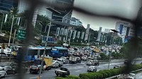 Saat ini ketinggian air masih belum surut, beberapa petugas saluran air di lokasi masih bekerja menyurutkan air yang menyelimuti aspal.
