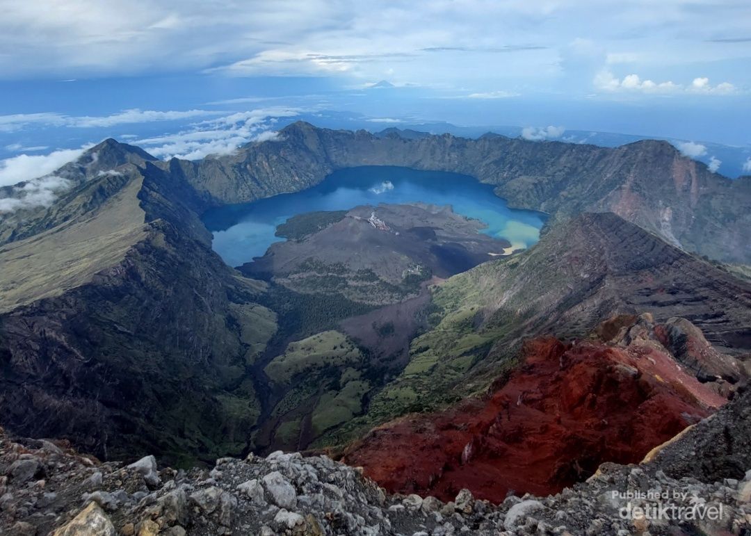 View yg begitu indah Segara anak Gunung Barujari dikelilingi tebing yg terjal terlihat begitu gagah