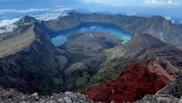 Pemandangan begitu indah dari Segara Anak Gunung Barujari dikelilingi tebing yang terjal.