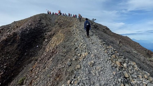 Tiga puluh meter menuju puncak