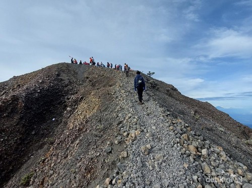 Tiga puluh meter menuju puncak