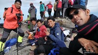 Wah, puncak gunung ramai. Para pendaki harus antre agar dapat berfoto di puncak.