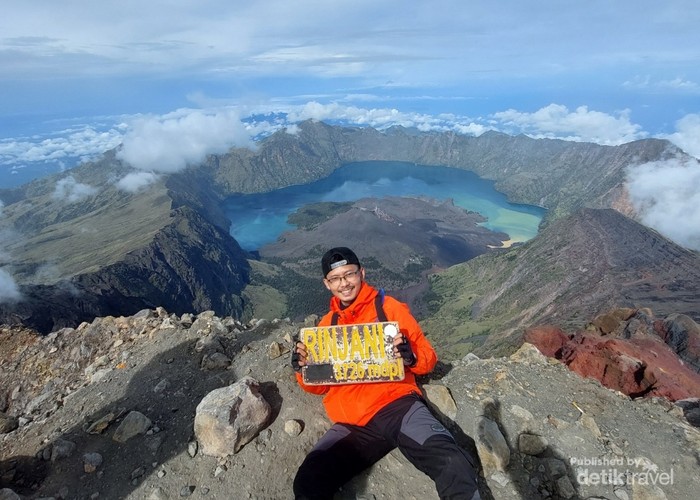 Setelah lama antri menunggu giliran foto dengan latar yg begitu memesona