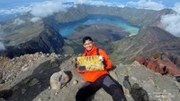 Setelah lama antre menunggu giliran, akhirnya bisa foto dengan latar yang begitu memesona.