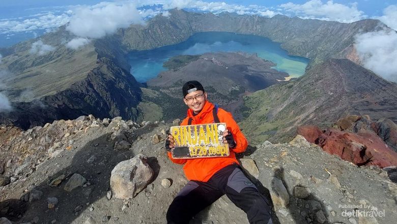 Terpesona Keindahan Puncak Gunung Rinjani di Lombok Setelah lama antri menunggu giliran foto dengan latar yg begitu memesona